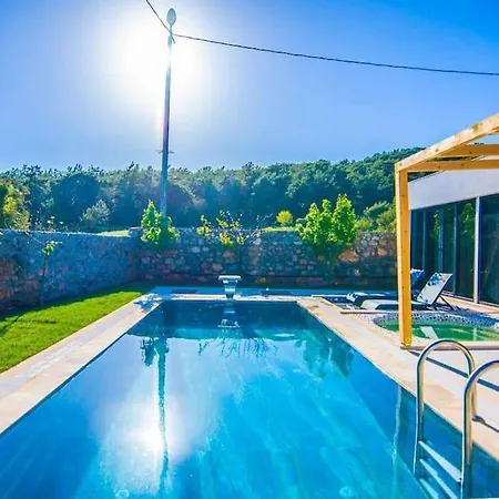 Villa Jakuzili Kiralik Balayi Villasi
