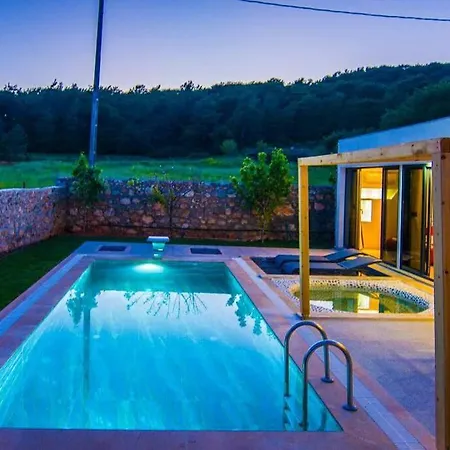 Jakuzili Kiralik Balayi Villasi Villa Kinali (Aegean)
