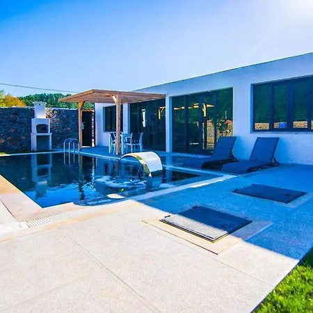 Jakuzili Kiralik Balayi Villasi Villa Kinali (Aegean)