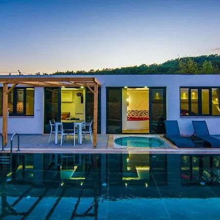 Jakuzili Kiralik Balayi Villasi Villa Kinali (Aegean)
