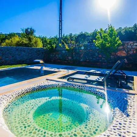 Jakuzili Kiralik Balayi Villasi Kinali (Aegean)